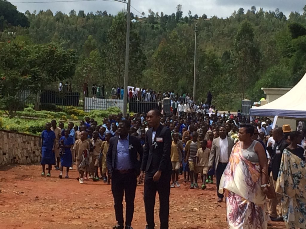 Kabgayi: 24 Gicurasi 2019 turibuka abacu bazize jenoside yakorewe abatutsi baguye ku musozi wa Kabgayi.

#Ntimukazie 
#Kwibuka25
#100Days