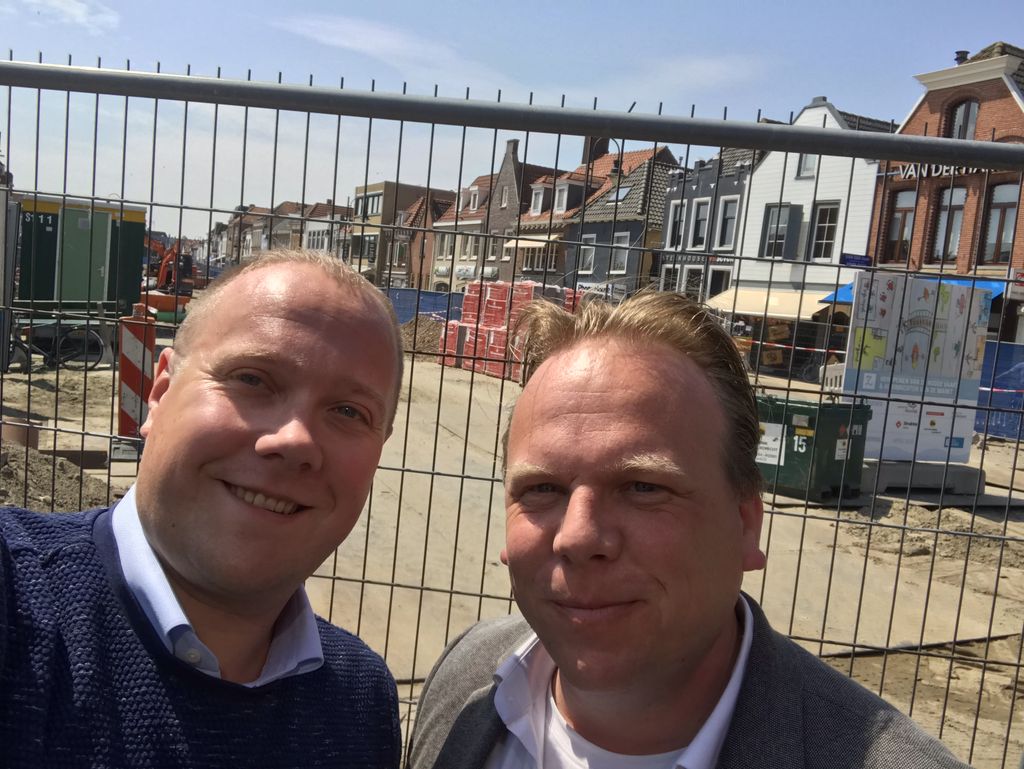 Ons Tweede Kamerlid van de VVD uit Breda Thierry Aartsen het werk aan het centrum in Zevenbergen laten zien. We konden het ook niet laten even op het terras te gaan zitten!