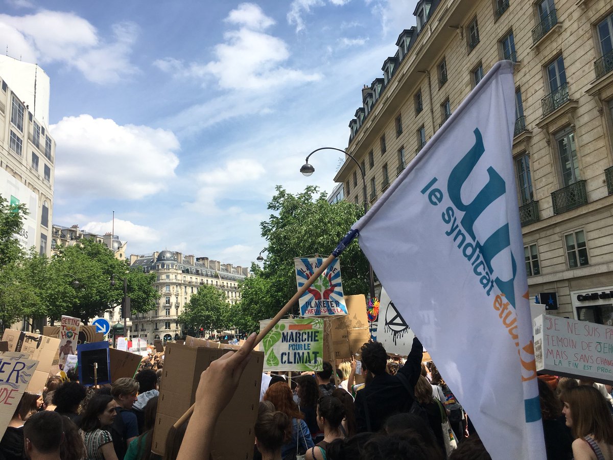 unefnanterre's tweet photo. Et 1 et 2 et 3 degrés 
C’est un crime contre l’humanité !
#climatestrikes 
#Students4Climate 
#UNEF https://t.co/V4uKmOLImw