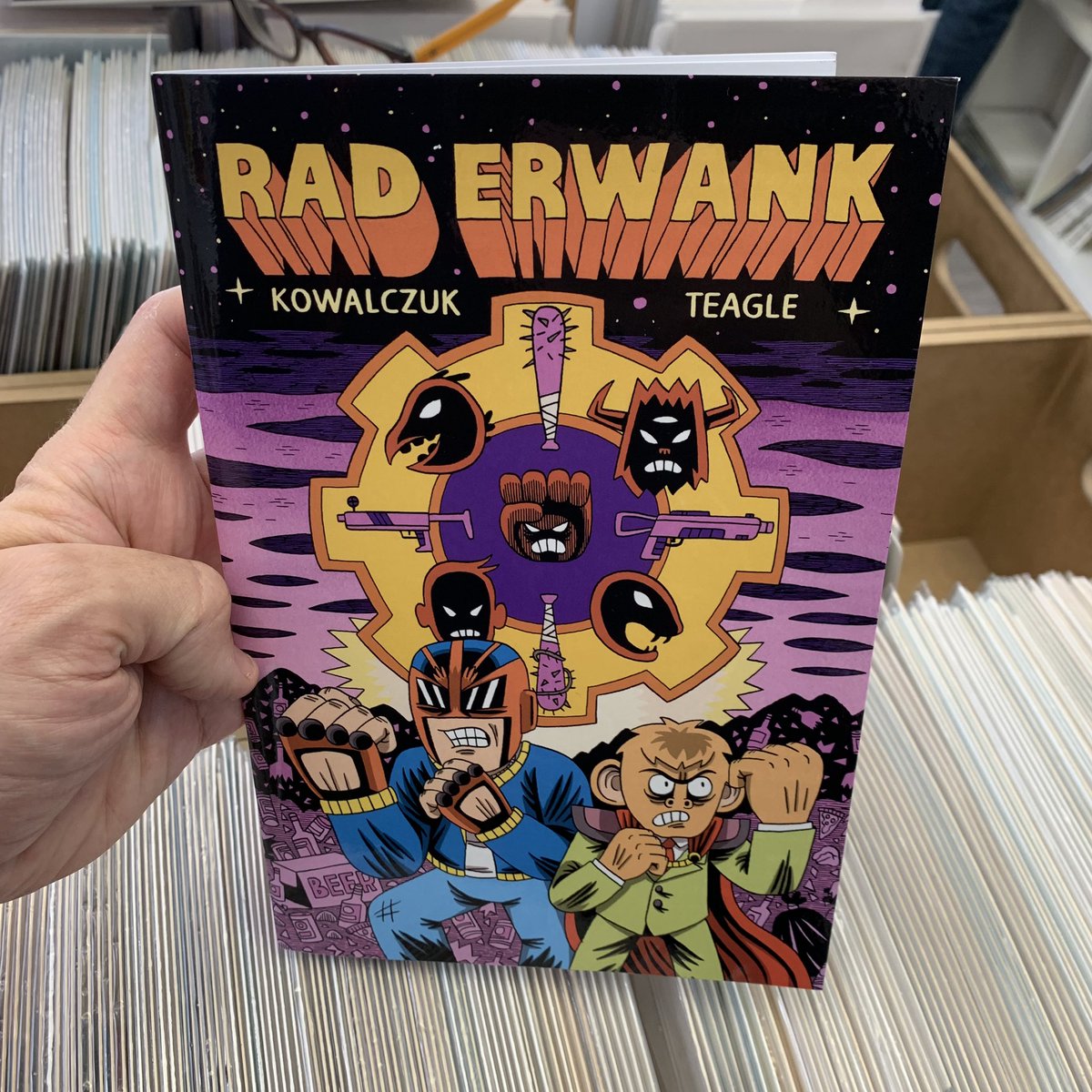 radar_comics's tweet photo. Novedad en la tienda y en la web: Rad Erwank &amp; Conspiracy Dog (Alternative Comics, 2019) 
https://t.co/uLBDCJeBs0
#redflackcomics #radarcomics #Malasaña #RadErwank #ConspiracyDog #LukaszKowalczuk #KekW #JackTeagle #AlternativeComics https://t.co/6OHMQGYcV7