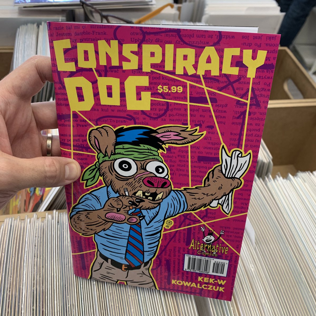 radar_comics's tweet photo. Novedad en la tienda y en la web: Rad Erwank &amp; Conspiracy Dog (Alternative Comics, 2019) 
https://t.co/uLBDCJeBs0
#redflackcomics #radarcomics #Malasaña #RadErwank #ConspiracyDog #LukaszKowalczuk #KekW #JackTeagle #AlternativeComics https://t.co/6OHMQGYcV7