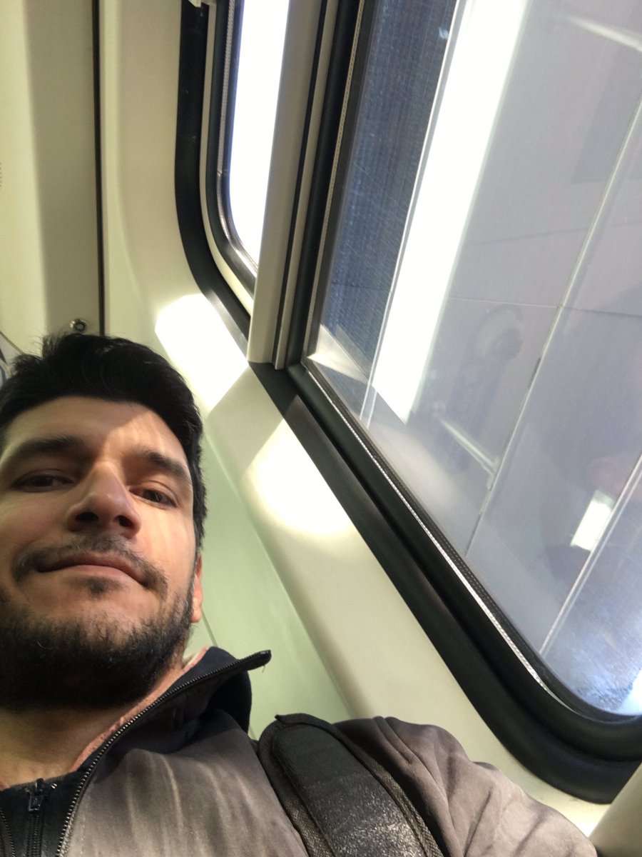 ElRichard_RC's tweet photo. #genteselfie tren demorado, un rapero sin talento haciendo su show  y yo sin desayunar aún...... no pasa nada, es viernes https://t.co/mg17voJOaE