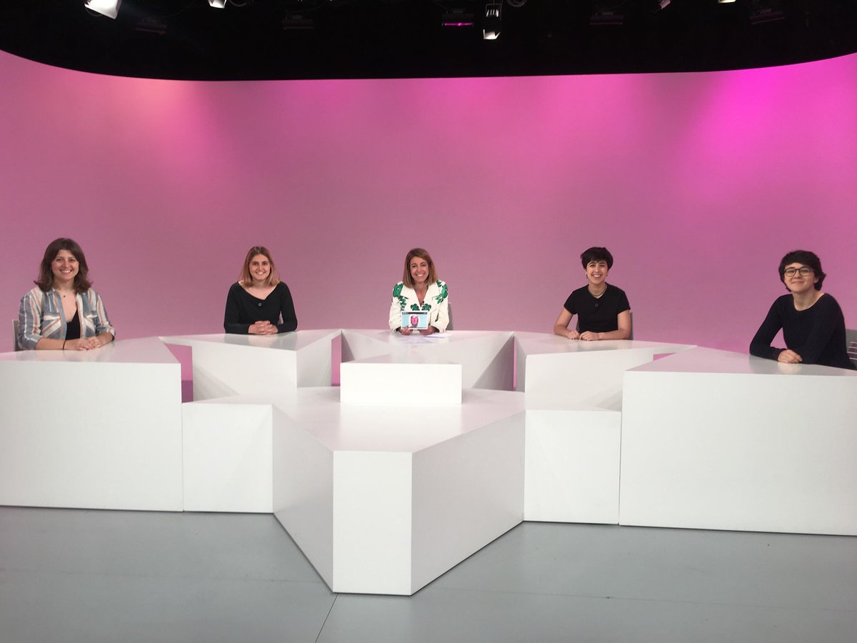 rtvandorra's tweet photo. ▶️#LaRotonda @FestivalUllNu
🎥Amb motiu de l'#UllNu ens visiten les creadores de @LesdelhoqueiTV3, la darrera sèrie catalana d'èxit. Ens expliquen com va néixer la idea i com van reaccionar quan @NetflixES va anunciar que la volia.
👉ATV i https://t.co/klszZHxKGR https://t.co/Xr68mcw4E5