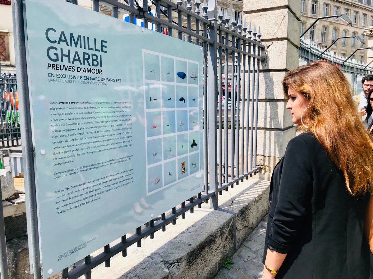 MarleneSchiappa's tweet image. La photographe Camille Gharbi montre avec un réalisme glaçant les objets utilisés pour commettre des #féminicides en France dans #PreuvesDAmour . 
Merci @ConnectGares d’alerter les voyageurs Gare de l’Est avec cette exposition engagée destinée à sensibiliser le grand public.