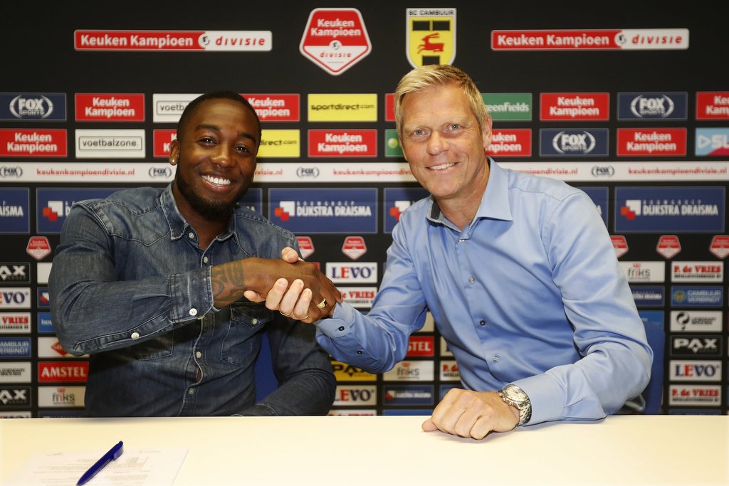 SCCambuurLwd's tweet photo. 🙌 EERSTE AANWINST: Calvin Mac-Intosch keert terug bij SC #Cambuur! De verdediger heeft zijn handtekening gezet onder een contract voor 2 seizoenen (met een optie voor nog een seizoen).

Welkom terug en veel succes Calvin! 💛💙 https://t.co/F2rr1vn6CV