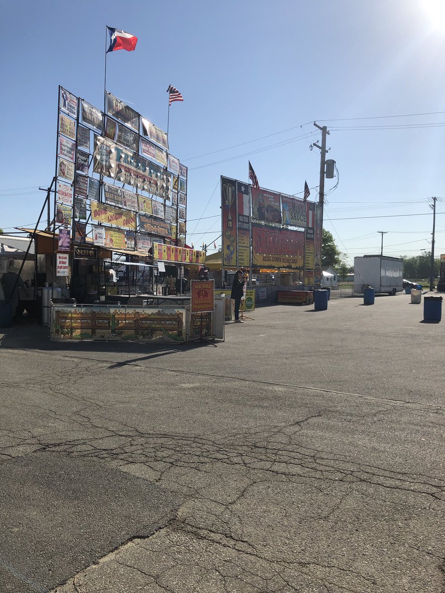 NCURadio's tweet photo. The boss let us out of the studio so we decided to come out to @berearib Beer, ribs, and no adult supervision? Yeah. It’s gonna be a great day. Come join us!! https://t.co/YfKNGJ7A54
