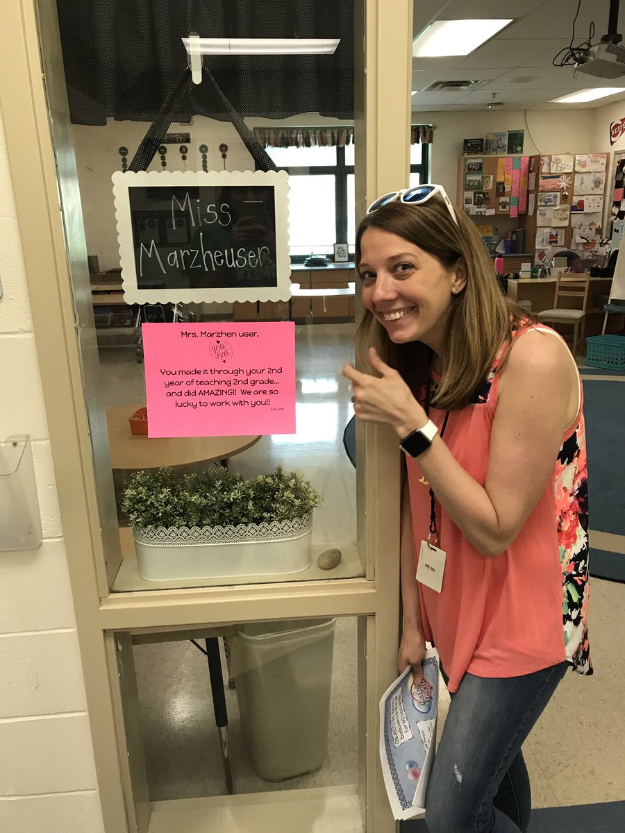 Oh how I love this sweet friend!@MrsJessMullen. Thank you for my sign!! Year ✌🏼✔️