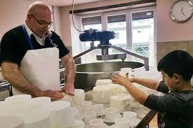 Baztan_Bidasoa's tweet photo. Me encanta merendar un poco #queso los domingos por la tarde y si es queso de #Autxitxia mejor que mejor! #Queserías de @Baztan_Bidasoa, de aquellos rebaños, estos productos.
Lagunekin, familiarekin...#Gasna merendua egiteko!

https://t.co/QEr6mc3iN6 https://t.co/v8z6dHLEem
