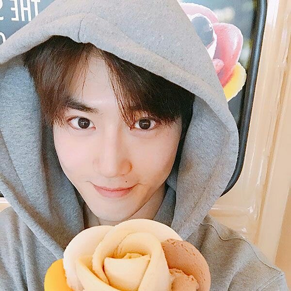 SBenmohad's tweet photo. SUHO : رجل أعمال https://t.co/fiCoNOzh31