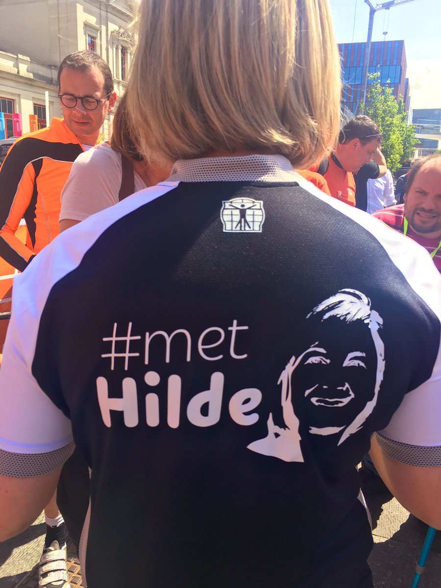 crevits's tweet photo. Vertrokken voor onze Ronde van Vlaanderen! Iedereen welkom 🌞 #deronde #metHilde https://t.co/ojZgwsVl7H