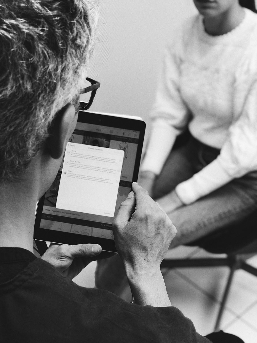 Le Dr. Tarik Ihrai, chirurgien esthétique utilise  iRejuvenation pour toutes ces procédures de chirurgie non intrusive
.
Le chirurgien remplie au préalablement les questionnaires et consentements avant de faire signer au patient