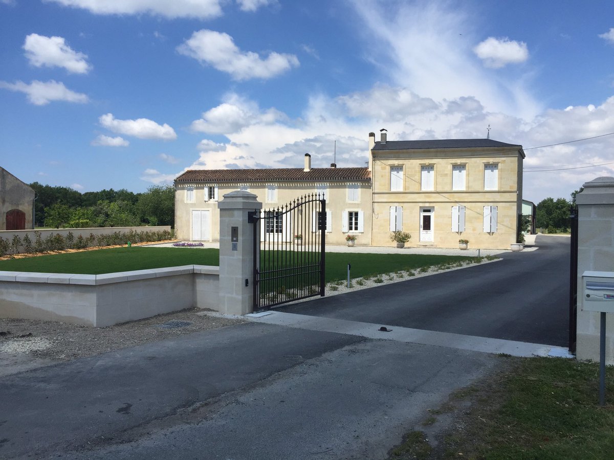 Capleonveyrin's tweet photo. Ce n’est pas tout à fait terminé mais ça commence à être beau 😊

#capleonveyrin #listracmedoc #vindebordeaux #gagnantdelacoupedescrusbourgeois  #crusbourgeois #vigneronsindependants https://t.co/OaIQlCDQOb