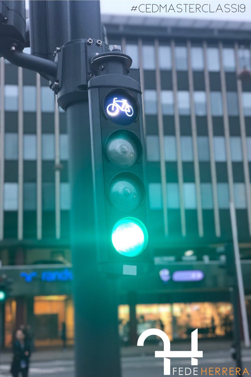 FedePTY's tweet image. COPENHAGUE la ciudad que le da luz verde a las bicis!! #GreenMobility #eficiencia #CEDMasterclass19 @bicinavegantes @bicivikingo @BICIVILIZATE_CO @BICIREDMX @arriagadaPAD @norbertocultura @gehlarchitects que dice tu ciudad?