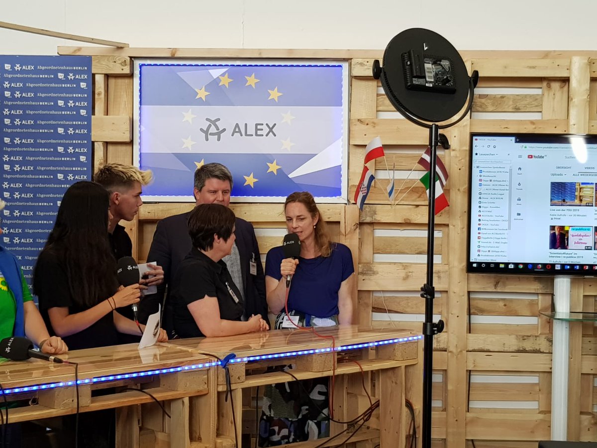 hildebentele's tweet photo. Fragen und Antworten auf dem größten Jugendevent Berlins. Mein Punkt: (Europa) Politische Bildung wichtig! @YOUberlin #yousummerfestival #alexTV #SchülerUnion https://t.co/O9CvStcppV