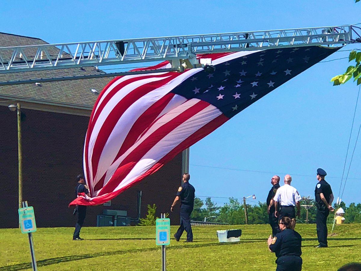JROTC cadets hosted a beautiful Memorial Day ceremony for all of HHS today. To those who courageously gave their lives and those who bravely fight today...THANK YOU 🇺🇸