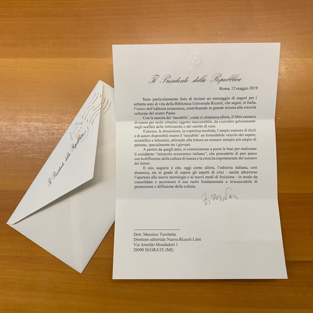 gruppomondadori's tweet photo. Con grande emozione la nostra casa editrice @RizzoliLibri ha ricevuto dal Presidente della Repubblica Sergio Mattarella un messaggio di auguri per il 70esimo anniversario della @BUR_Rizzoli. 📨
Il testo è disponibile qui: https://t.co/JOFGYbhhex
#BUR70 https://t.co/xcAAGSABE8