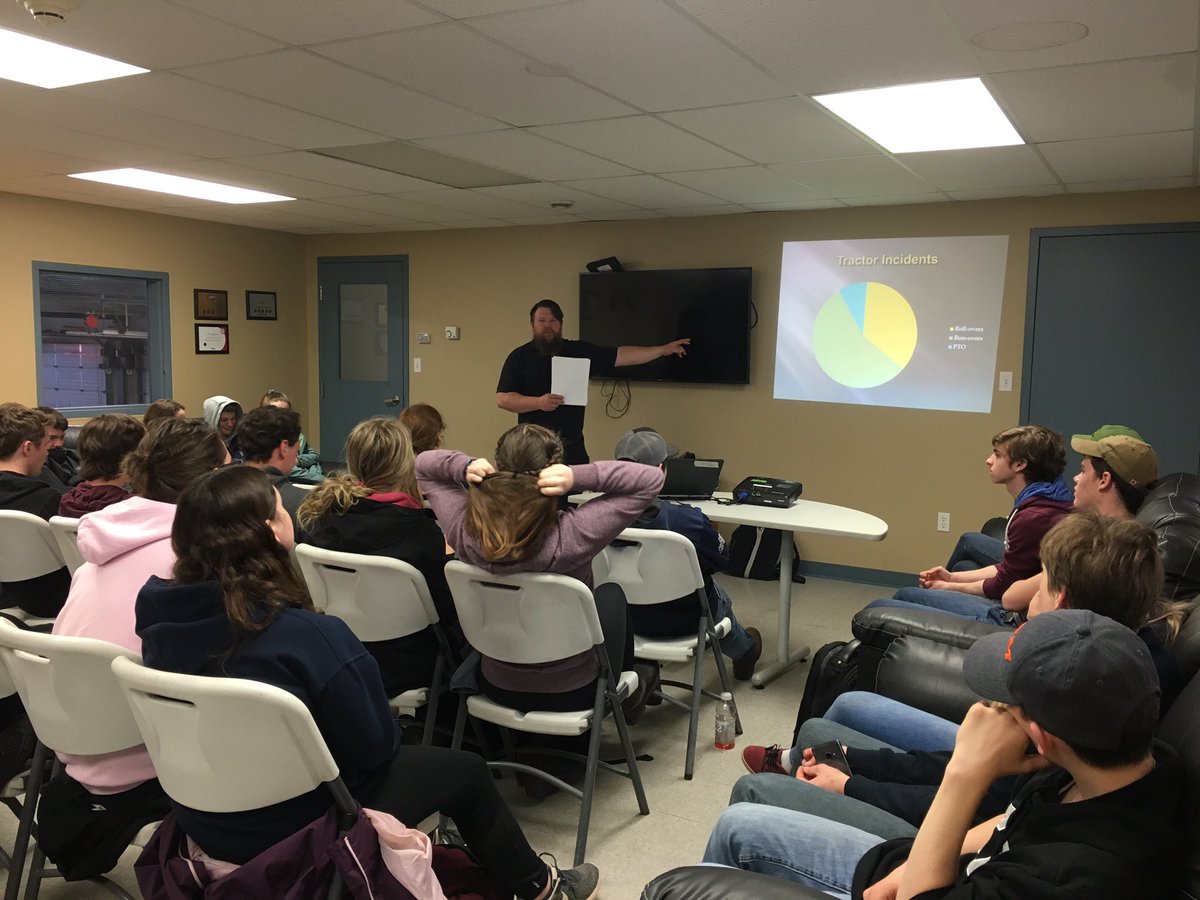 jsheareeves's tweet photo. Safety is an Attitude! Next up is Danny Doyle sharing lots of tips about being safe in the field. @AgInfoPEI #useROPS #wearaseatbelt #atractorisnotaracecar #staysafe @PEI_FA https://t.co/pYLuHxyb3u