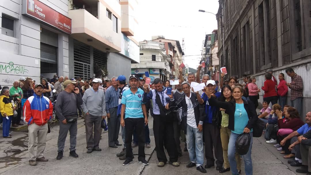 leoperiodista's tweet photo. #24May..Pensionados que cobran en el Banco del Tesoro toman av 5, tres días sin poder cobrar pensión, José Luis Colmenares Defensor del Pueblo y gerente del banco se comprometieron a pagar ayer y no pagaron, han dicho en varias ocasiones que viene la remesa y no ha sido verdad https://t.co/or8y7PIr44