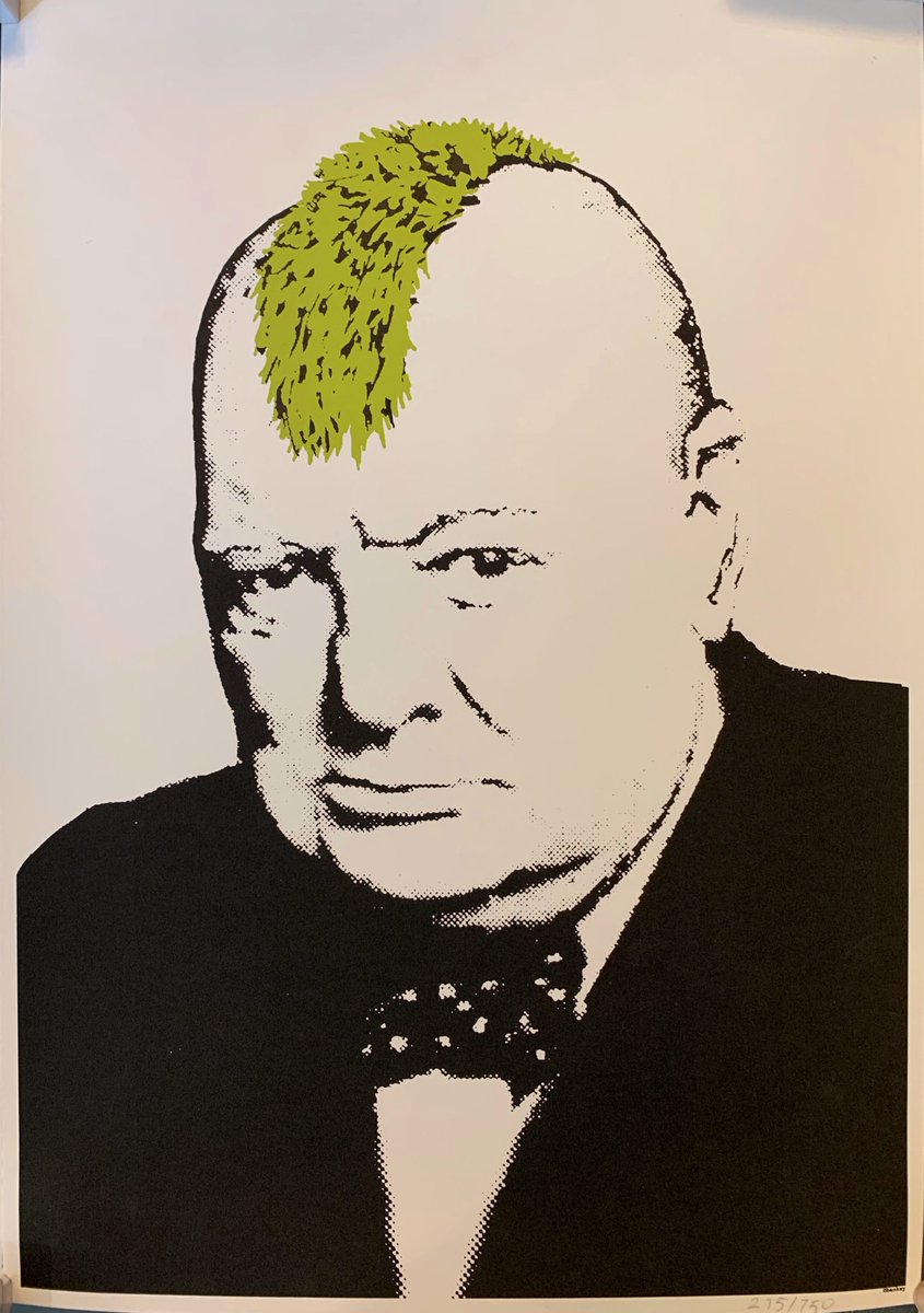 #Banksy | #TurfWar, 2003
Serigrafia a colori su carta
Firmata e numerata ed. /750 sul fronte, CoA PEST Control Office.
Banksy decora la testa di #Churchill con un taglio ‘Mohawk’, una striscia di capelli verde brillante, simile ad una zolla di erba - turf - ovvero ‘prato’.
