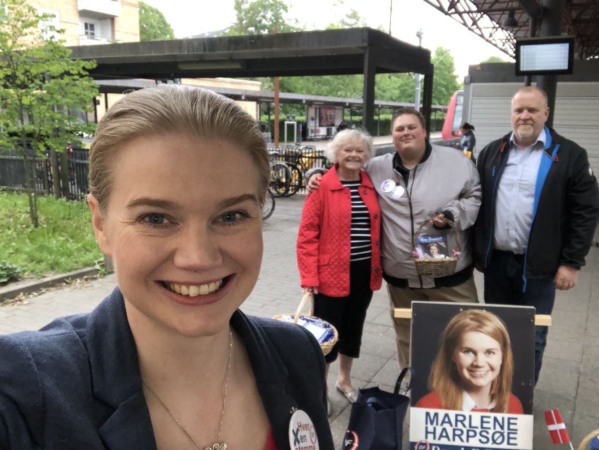 mharpsoe's tweet photo. “Hej, I har min stemme”
“Tak, jeg stemmer på jer”
“Bare bliv ved med at kæmpe. I gør det godt.”
Opbakningen til @DanskDf1995 her i Farum er til at mærke! 🥰
#dkpol #StemDF #FV19 https://t.co/Ce97WqihoD