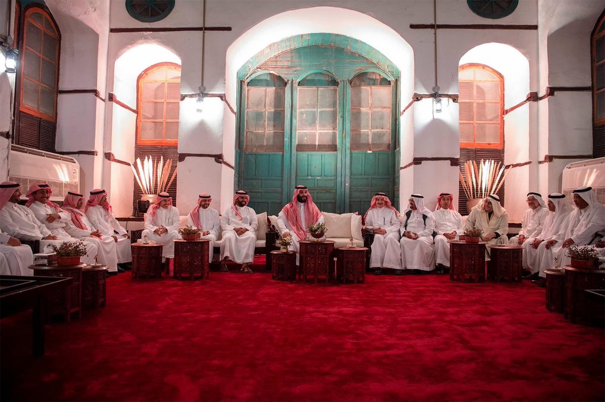 Badermasaker's tweet photo. سمو #ولي_العهد يلتقي بالمثقفين في جدة البلد، ويؤكد على أهمية الدور الثقافي في التعبير عن التنوع الحضاري للمملكة، وإسهاماته في مد جسور التواصل المعرفي والإنساني مع الحضارات والدول. https://t.co/neJJcb72ua