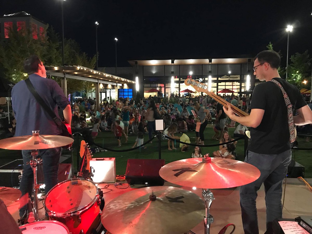 Kick off your #MemorialDay Weekend tonight with <a href="/THEAVENUEatWM/">THEAVENUE at WM</a>’s live, outdoor music series. Enjoy a variety of music all spring and summer long. #whitemarsh