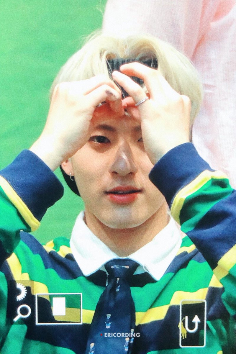 ERICORDING's tweet photo. 190524 신개념 머리카락 하트 ..
#THEBOYZ #더보이즈 #ERIC #에릭 #손영재 https://t.co/UG9QaNXXzM