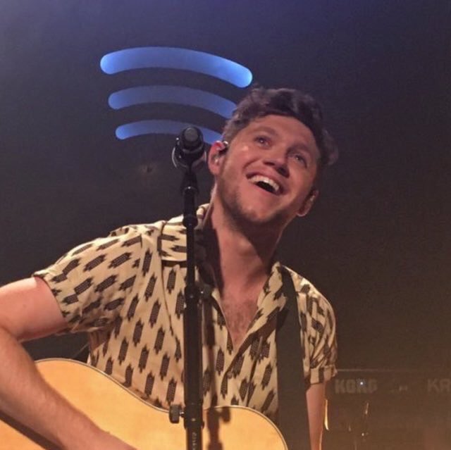 tomlinsun_28's tweet photo. louis looked so proud when he went to support niall at his concert and this moment when niall just looked up at louis like he was looking at the sun! i love their friendship so much :) https://t.co/J6zBEpqqMJ