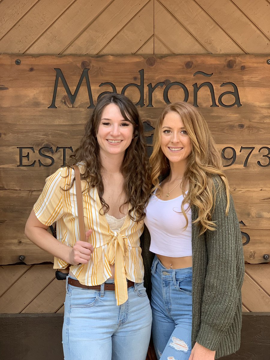 EstesLani's tweet photo. #CSUB2019 congratulations Elle Estes and Michelle day...Runners forever🎉🎈💕🎓🎓 https://t.co/WpE3IL8ZX3