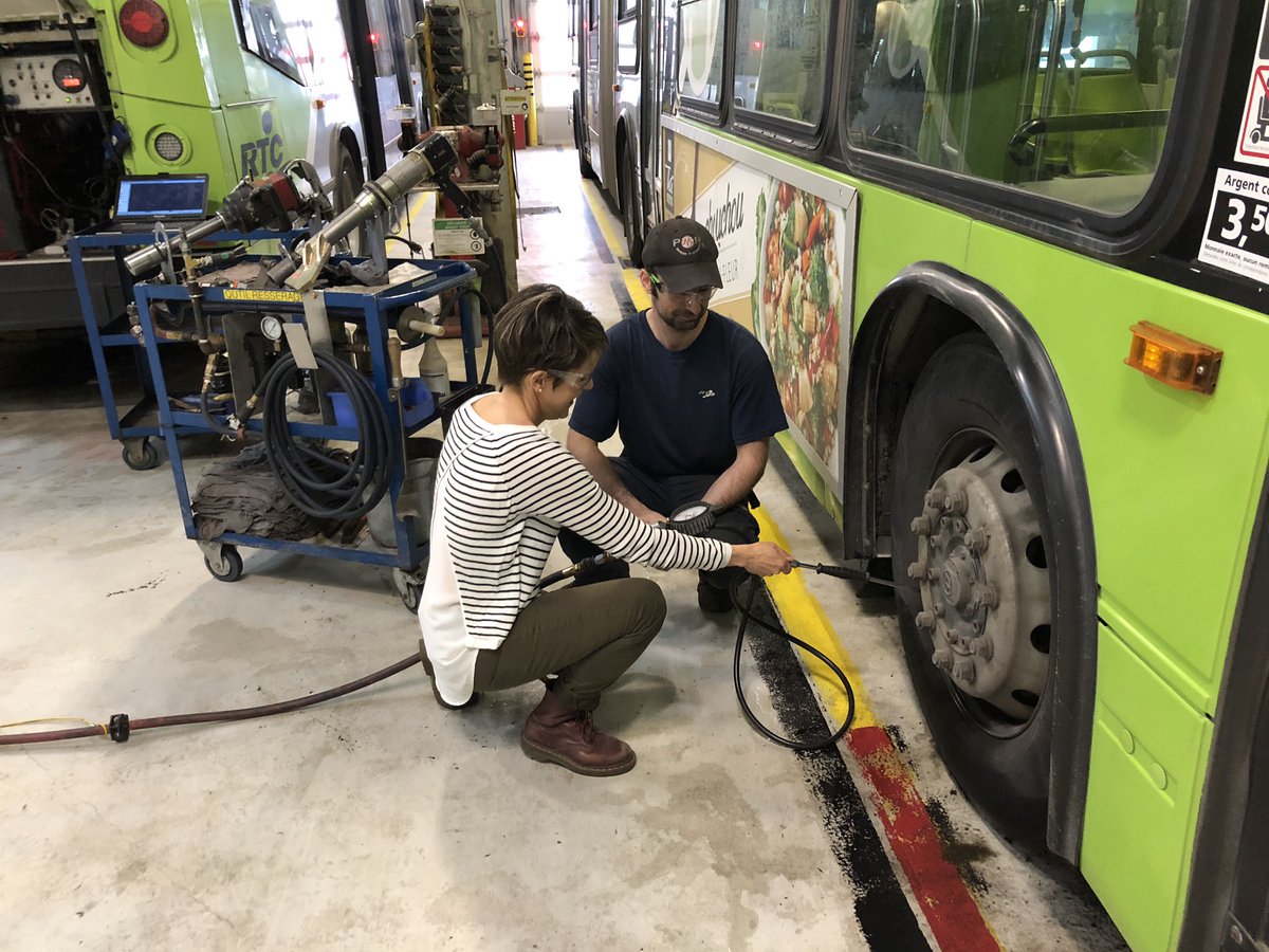 RobergeMireille's tweet photo. Le @RTCQuebec ouvre les portes de son Centre Métrobus au grand public pour une rare fois, ce dimanche de 10h à 16h. C’est l’endroit où sont entretenus les 109 autobus articulés qui mesurent 60 pieds de long! Ils roulent près de 28 millions de kilomètres par année. #rcqc https://t.co/QzruzyzVnv