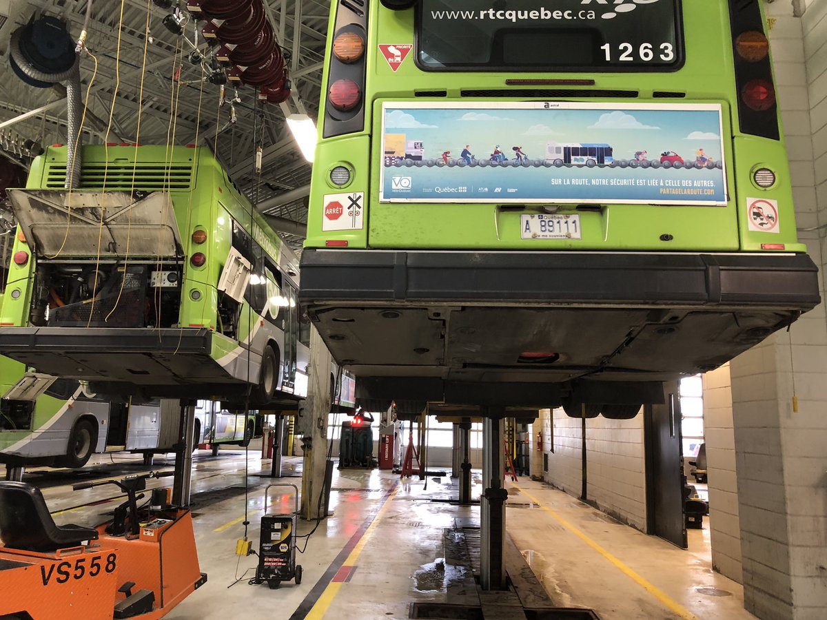 RobergeMireille's tweet photo. Le @RTCQuebec ouvre les portes de son Centre Métrobus au grand public pour une rare fois, ce dimanche de 10h à 16h. C’est l’endroit où sont entretenus les 109 autobus articulés qui mesurent 60 pieds de long! Ils roulent près de 28 millions de kilomètres par année. #rcqc https://t.co/QzruzyzVnv