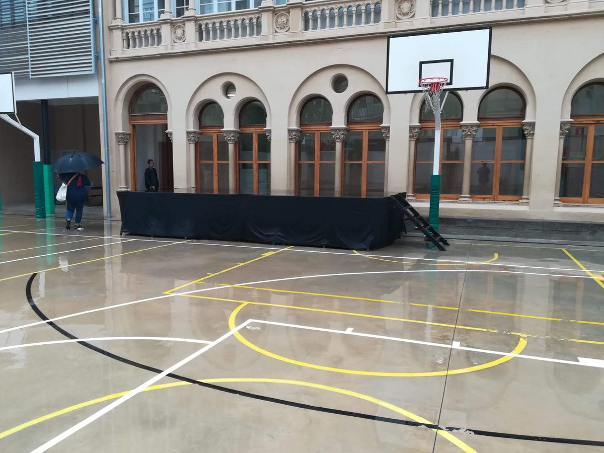 Així és com ens hem trobat el pati de <a href="/vedrunagracia/">Vedruna Gràcia</a> aquest matí. Pluja, pluja i pluja... 

Però no ens hem desanimat, hem pogut celebrar la festa a la sala d'actes de l'escola!🥳

#escolacompromesa #escolaambvalors #volempitipana #intensament