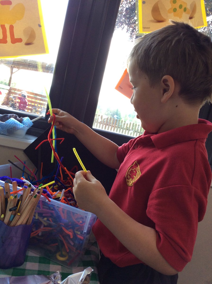MoulsfordPP's tweet photo. This morning, Bobcats made Incey Wincey climb up the spout π·#mpsfun #mpscreativity #incywincyspider #downcametherain https://t.co/wu1fwK8LTP