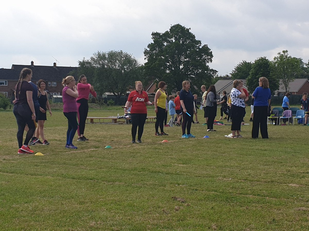 HelenBe17691601's tweet photo. @HarlescottJrSch The teachers relay race was epic. https://t.co/BQcZMdk8HK