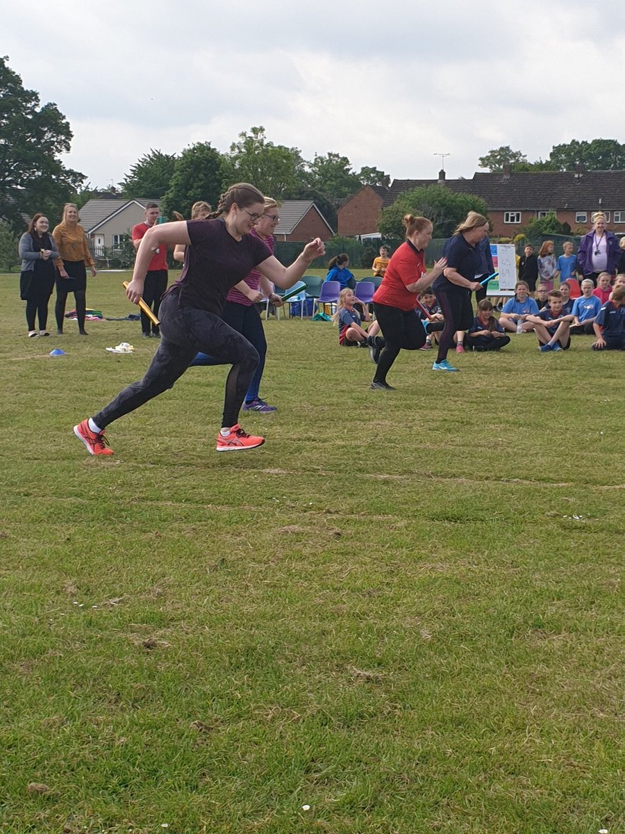HelenBe17691601's tweet photo. @HarlescottJrSch The teachers relay race was epic. https://t.co/BQcZMdk8HK