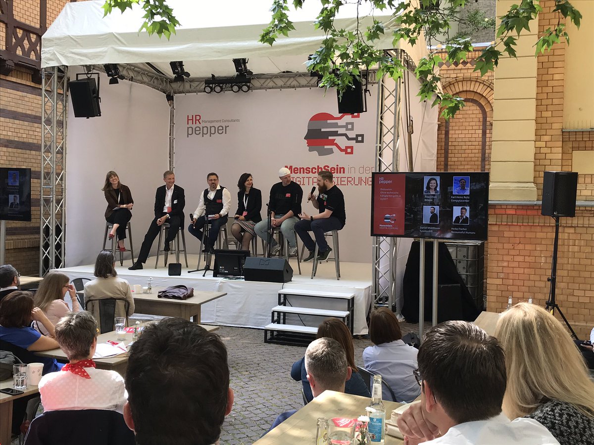 _Meifert's tweet photo. It‘s Technology, stupid. Klasse Panel mit @Bitkom @computacenterDE @function_HR und #ResourcefulHumans über das notwendige Lernen von digitalen Fähigkeiten. Den leergelassenen Stuhl hat spontan Dr. Matz, VV der @KKH_Aktuell übernommen. #hoffest2019 @HRpepper_ https://t.co/fNk8KYW0Bv