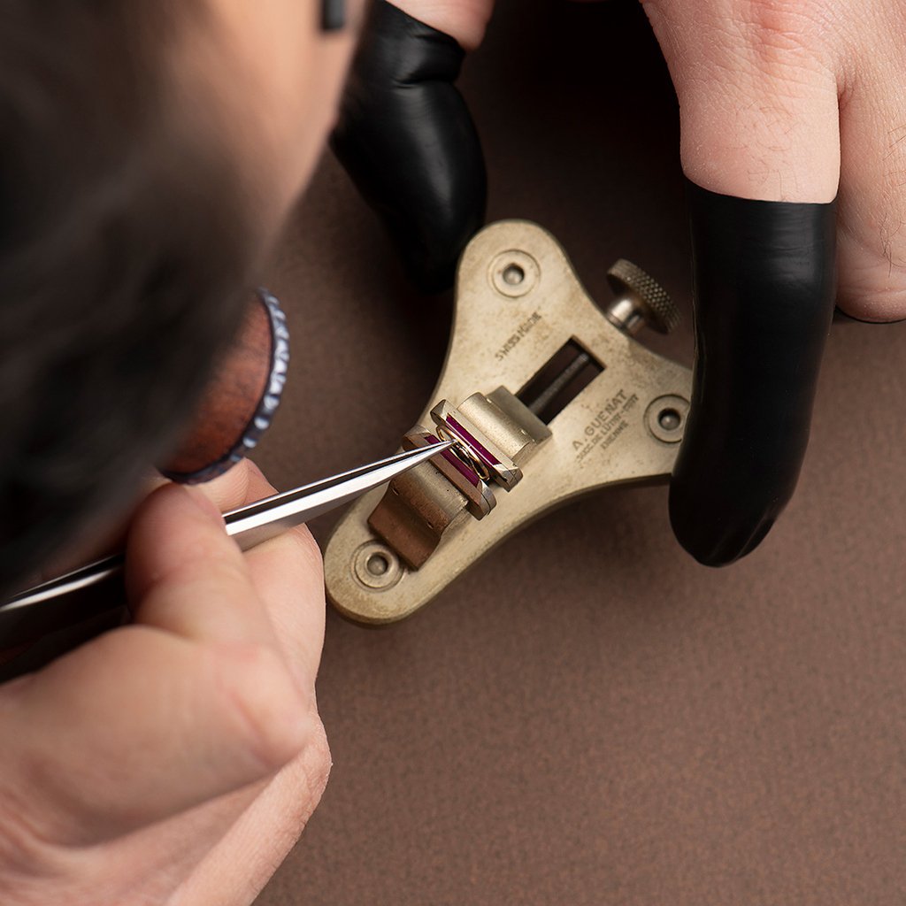 Our master watchmaker takes the utmost care to control the sprung balance of our Poinçon de Genève timepiece

#AteliersdeMonaco #PoinconDeGeneve #GenevaSeal #Watchmaking #Craftsmanship #Balancier #Spiral #Brucelle #dMc #Master #Watchmaker #Horology #Decoration #HandFinishing
