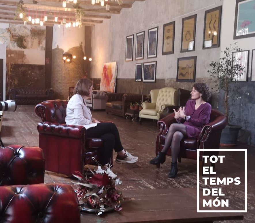 Marina Garcés: “Llegir és una de les activitats més indomables que hem inventat els humans... per això sempre han fet tanta por, els llibres.” @annaguife parla amb la filòsofa <a href="/MarinaGarces/">Marina Garcés</a> al #TotElTemps33, diumenge 21.55 al #canal33 (i després a la carta)
#cultura #llibres