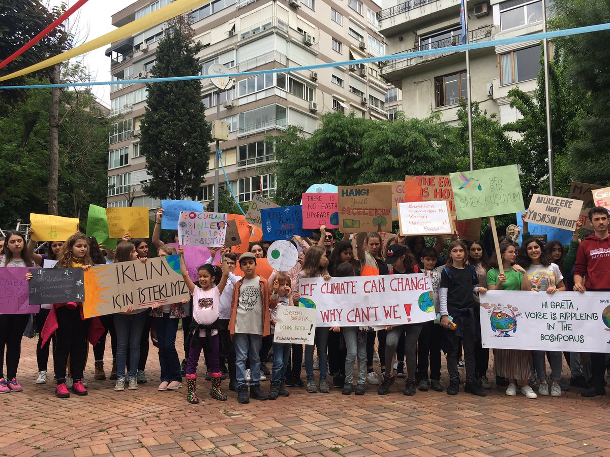 Güzel bir gelecek yerine onlara #iklimkrizi bıraktığımız için çocuklarımız eylemde. Ela’mın mesajı net: “Çocukları dinle, iklimi değiştirme!” #iklimiçinokulgrevi #FridaysforFuture #climatestrike @FridaysTurkey <a href="/fideokullari/">Fide Okulları</a>