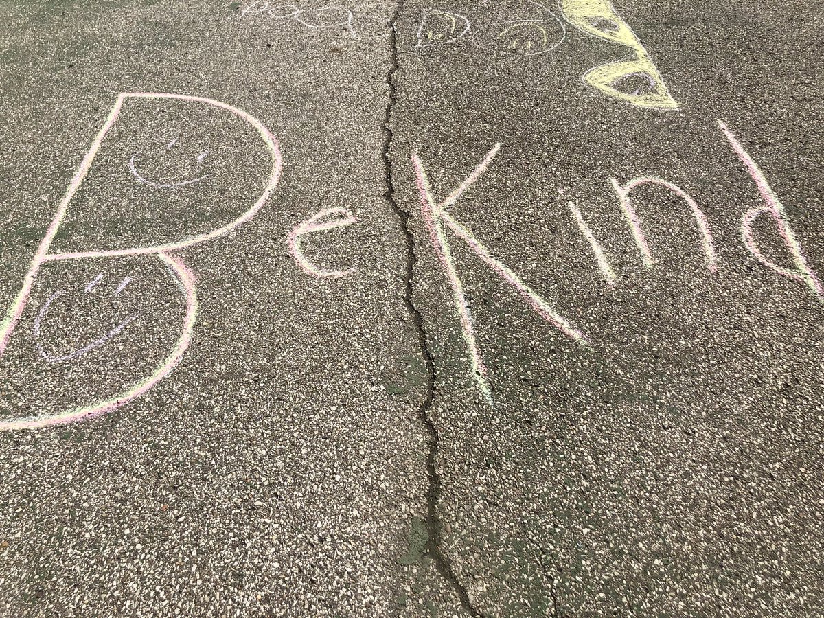MsMyers_105's tweet photo. Spreading kindness around the playground! #bethekindkid https://t.co/jKquHhgcye