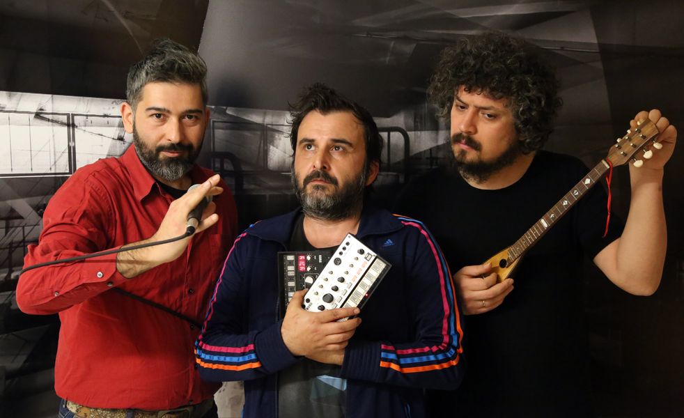 BirBabaIndie's tweet photo. Volkan İncüvez, FitiSound ve Seçkin Erdi'den oluşan, tarza değil tavra kıymet veren @DebdebeMusic'in ilk albümü "FAZ" yayında. https://t.co/Q1sGdjvp8w https://t.co/cmrThHn2Ih