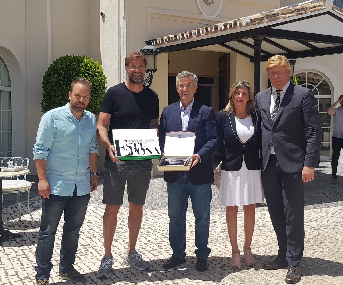 El Liverpool FC ha elegido #Estepona para preparar la final de la Champions League. Hoy he entregado al entrenador del equipo, Jürgen Klopp, nuestro libro protocolario como reconocimiento a la promoción que ha supuesto su estancia en la localidad.