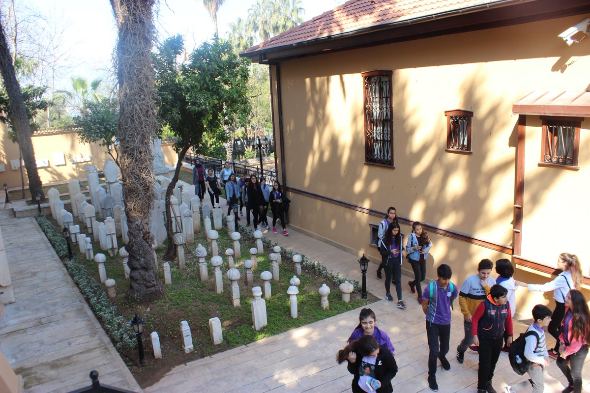 #MerkezimHerYerde projesi kapsamında gençlerimizle Antalya'nın ilk yerleşim yeri olan ve Kaleiçi'nde yer alan Hıdırlık Kalesini, Ahi Yusuf Camii ve Türbesini, Karatay Medresesi, Mevlevihane, Zincirkıran Mehmet Bey Türbesi, Nigar Hatun Türbesini ve YivliMinareCamii ziyaret ettik.