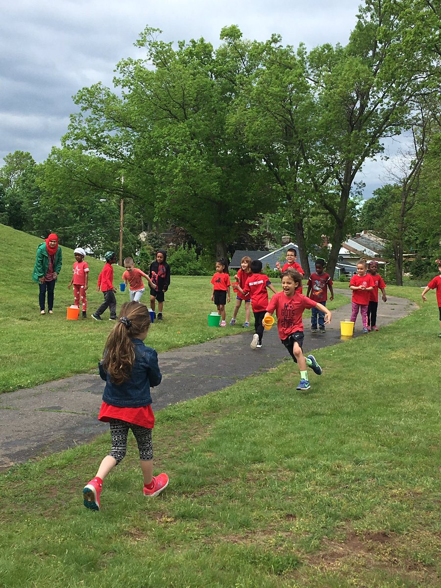 j_steffen2000's tweet photo. Field day fun at Buckley- K-1 up first! @MPS_Buckley https://t.co/p2eJBPMMRX