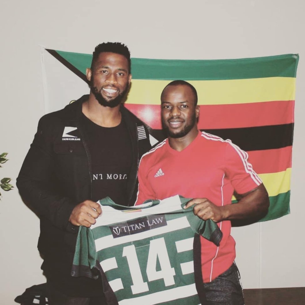 OldGeorgiansRFC's tweet photo. 🔥🔥🔥🔥Dragons on shift.

A special moment for the OGS players in the @zimbabwerugby Academy camp as Springboks Captain Siya Kolisi does the Jersey presentations 🙌🇿🇼🙌🇿🇼. 

#ogsrugby🔴⚫⚪ #zimrugby #youngbucks https://t.co/OiJncYN4Di
