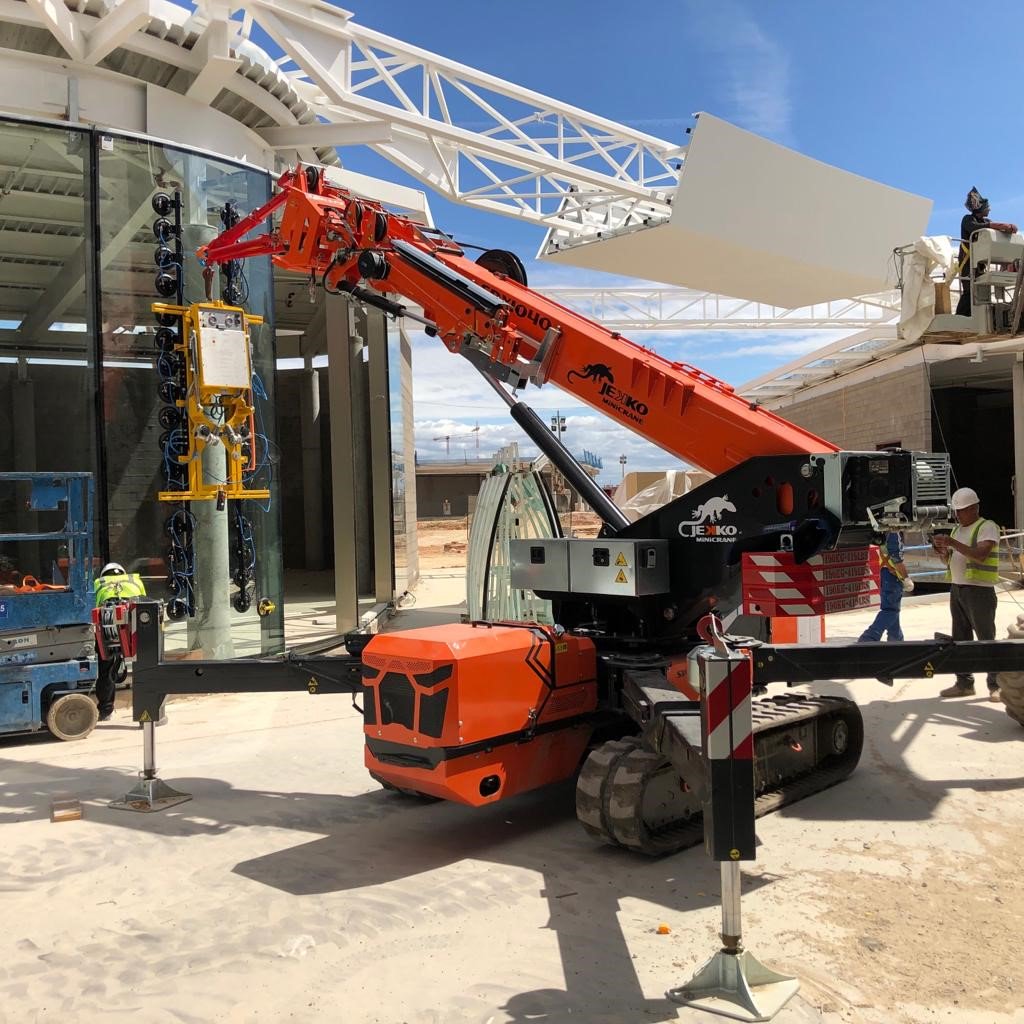 FassiFrance's tweet photo. Arrivée d'une nouvelle #grue @jekkocranes SPX 1040 chez notre client bayonnais Alpa 64.
Cette nouvelle acquisition s'ajoute à sa #grue @jekkocranes SPX 424.
Ici mise en situation avec installation de vitrages. https://t.co/0L9HqdacAE