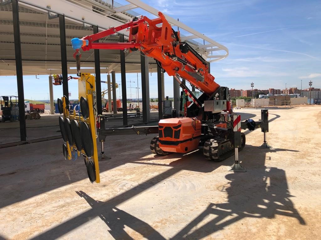 FassiFrance's tweet photo. Arrivée d'une nouvelle #grue @jekkocranes SPX 1040 chez notre client bayonnais Alpa 64.
Cette nouvelle acquisition s'ajoute à sa #grue @jekkocranes SPX 424.
Ici mise en situation avec installation de vitrages. https://t.co/0L9HqdacAE