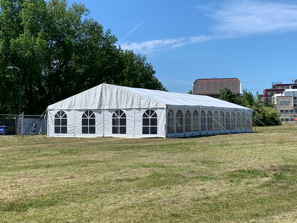 Onze tentenbouwers hebben weer een prachtige aluhal 10x21 met systeemvloer afgeleverd. <a href="/lustculinair/">Anne Kos</a> #partyverhuur #partyservice #horeca #horecaservice #tentenverhuur #cateringservice #catering #evenementen #evenementenservice #feestje  #Diner