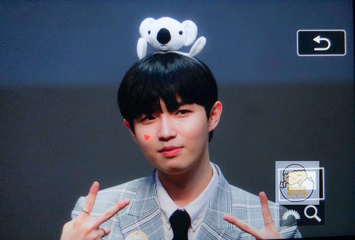 GUCCE527's tweet photo. 190524 Another 팬사인회

#김재환 #재환

오늘 너무 큐티 뽀짝 몬모자나ㅠㅠ https://t.co/xjOJNUkUvA