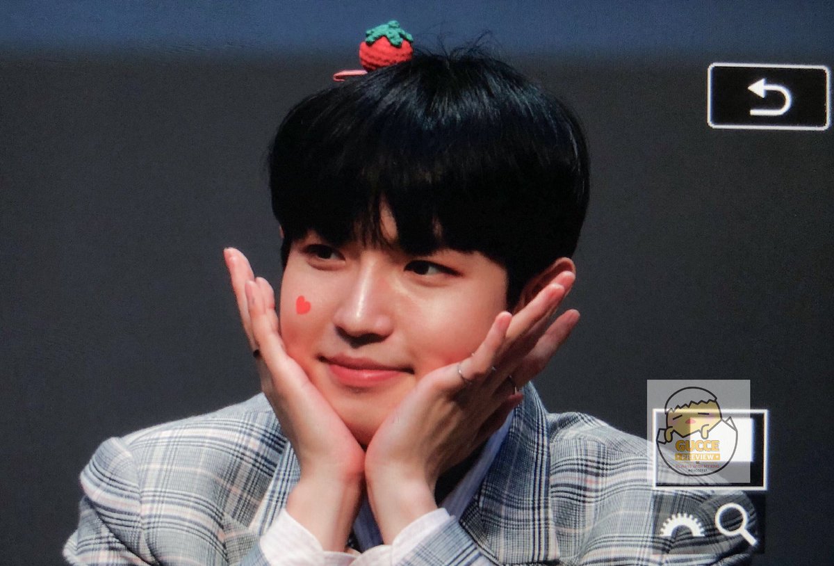 GUCCE527's tweet photo. 190524 Another 팬사인회

#김재환 #재환

오늘 너무 큐티 뽀짝 몬모자나ㅠㅠ https://t.co/xjOJNUkUvA
